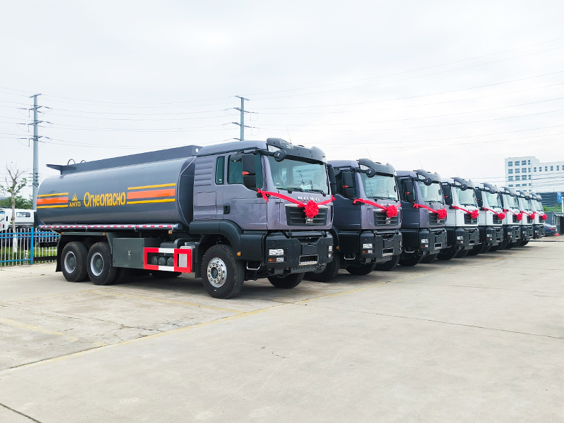 Heavy Duty Truck Howo Guoer 20-square tanker pumps 371 horsepower to go to Afri
